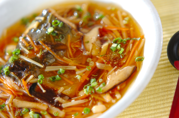 皿に盛られたさばの甘酢あん