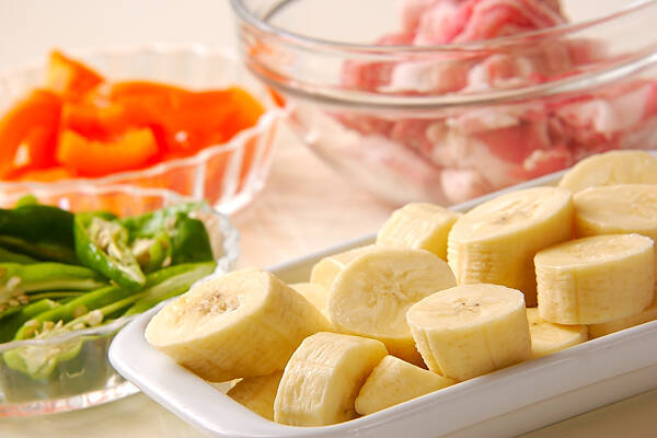 バナナとポークの炒め物の作り方の手順1