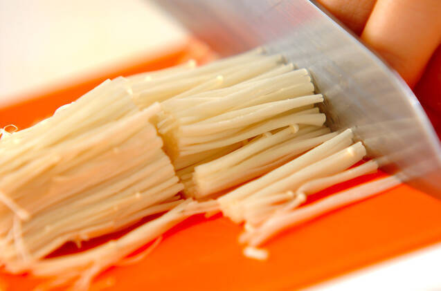 エノキとワカメの白みそ汁の作り方の手順1