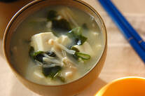 エノキとワカメの白みそ汁