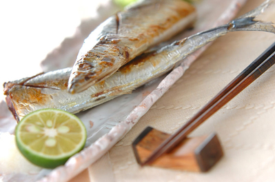 お手軽 塩サンマのフライパン焼き 副菜 レシピ 作り方 E レシピ 料理のプロが作る簡単レシピ