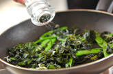 キヌサヤとワカメの塩炒めの作り方5