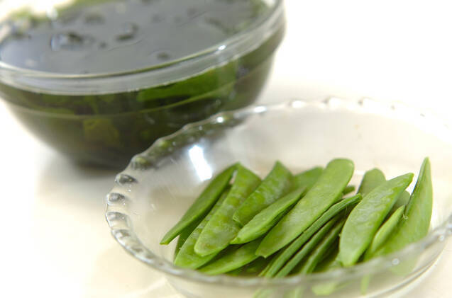 キヌサヤとワカメの塩炒めの作り方の手順1