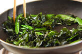 キヌサヤとワカメの塩炒めの作り方4