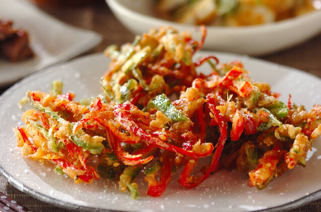 丸いお皿に盛りつけたピーマンとツナのかき揚げ