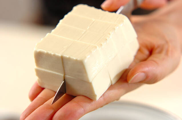 豆腐とナメコのみそ汁の作り方の手順1