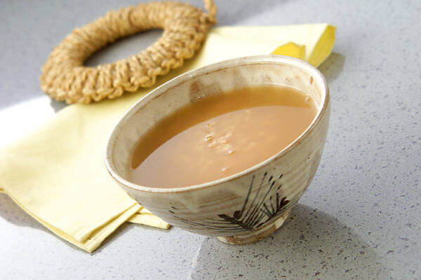 茶色の茶碗に盛られたほうじ茶粥