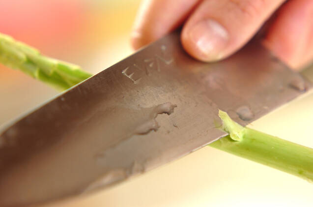 塩ゆでアスパラの作り方の手順1