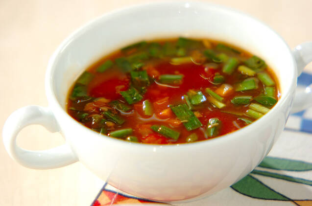 スープカップに入っている野菜スープ