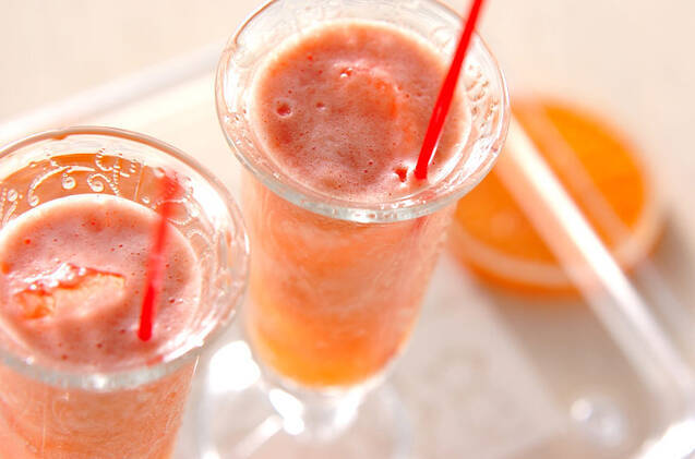 グラスに入ったふたつのトマトのオレンジジュース割り