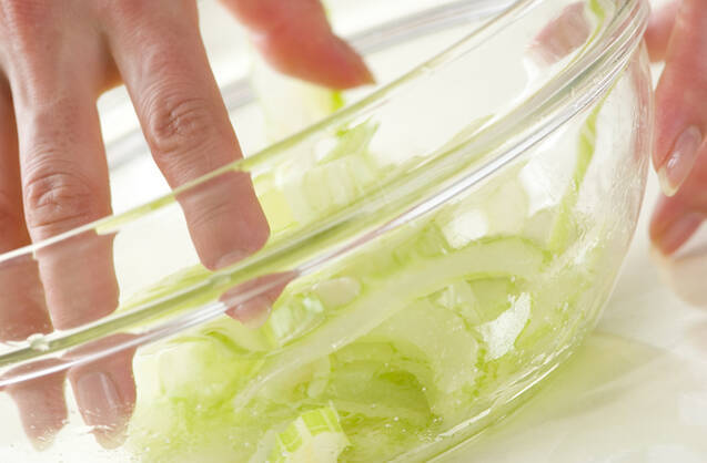 セロリとカニのスパサラの作り方の手順1