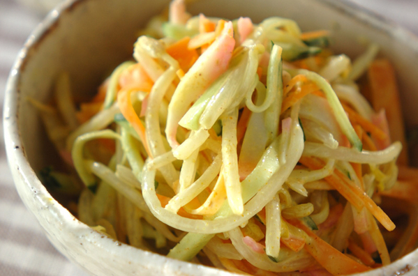 白い器に盛られたゆでもやしのカレーマヨネーズサラダ