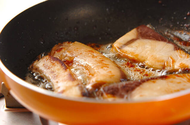 ご飯がすすむこってり味！ぶりのバター照り焼きの作り方の手順3