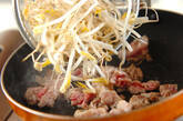 モヤシと豚のソース炒めの作り方2