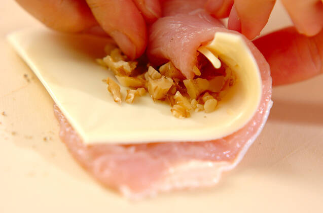 鶏むね肉のクルミチーズロールの作り方の手順2