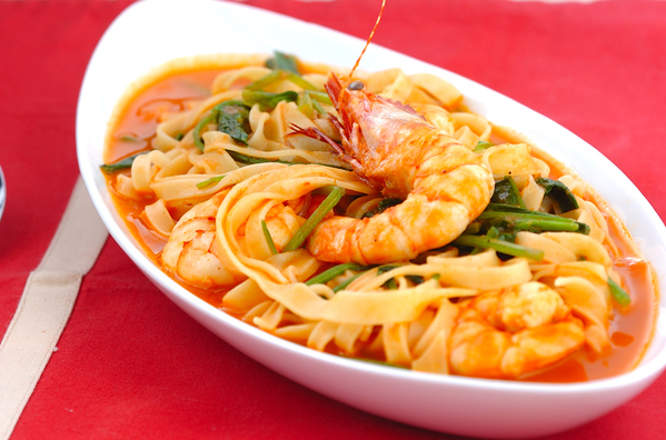 白いお皿に盛られたアメリケーヌパスタ