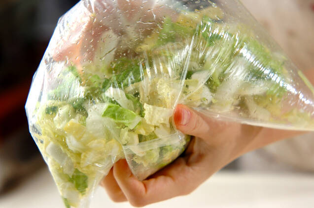 白菜大量消費！コクうま白菜とツナのゴマみそ和えの作り方の手順1