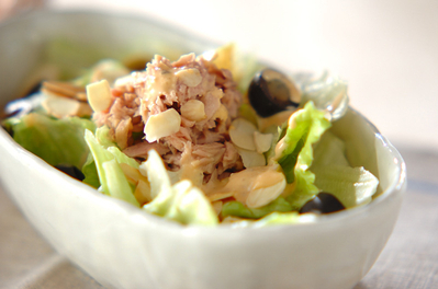 オリーブとアーモンドのサラダ 副菜 レシピ 作り方 E レシピ 料理のプロが作る簡単レシピ