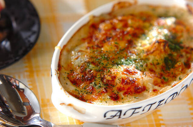 白いグラタン皿に盛られているえびのポテトグラタン