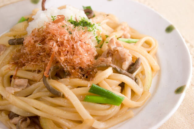 白いお皿に盛られたゼンマイ入り焼うどん