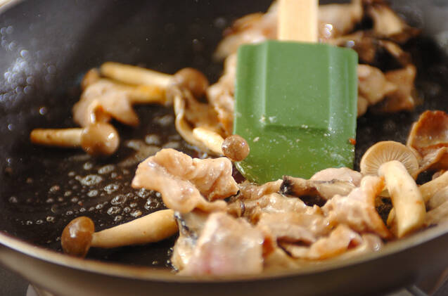 豚とキノコのマヨネーズ炒めの作り方の手順3