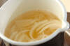 玉ネギとミツバのみそ汁の作り方の手順3