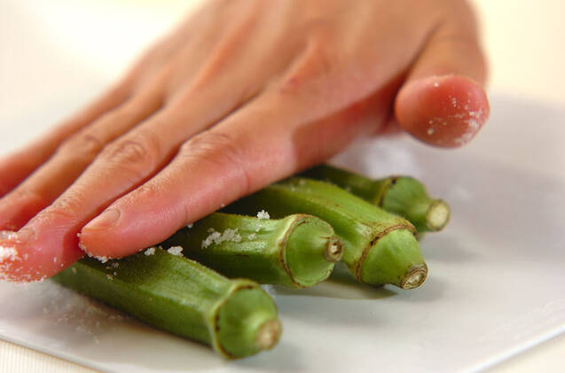 オクラとトマトのスープの作り方の手順1