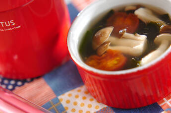 キノコとトマトのスープ