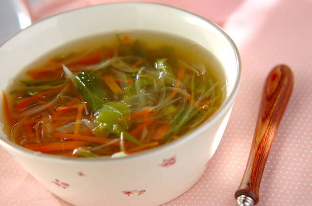 花柄のカップによそったたっぷり野菜のスープ