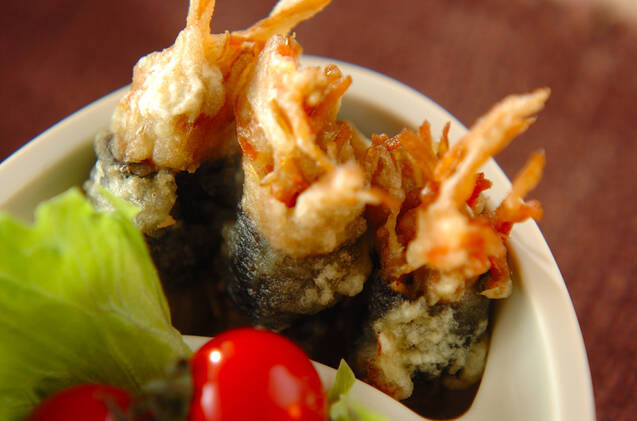 白い弁当箱にきんぴらごぼうの海苔巻き天ぷらが入っている様子