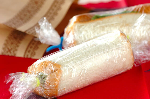 ラップに包まれたとんかつロールサンド