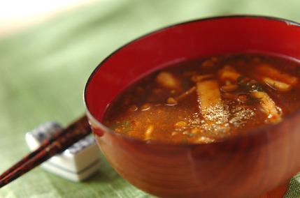 ナメコと油揚げの赤だし