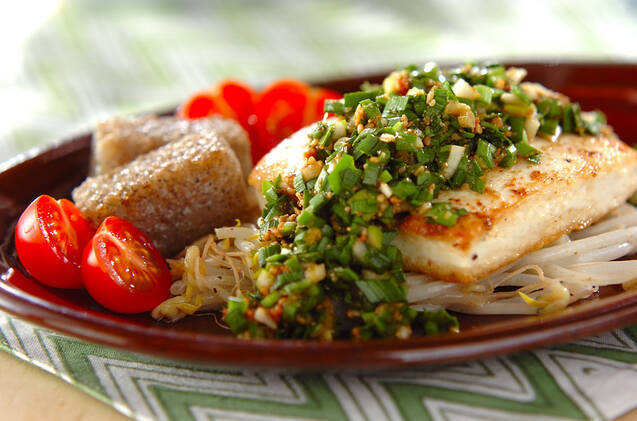 お皿に盛られたお豆腐ステーキ