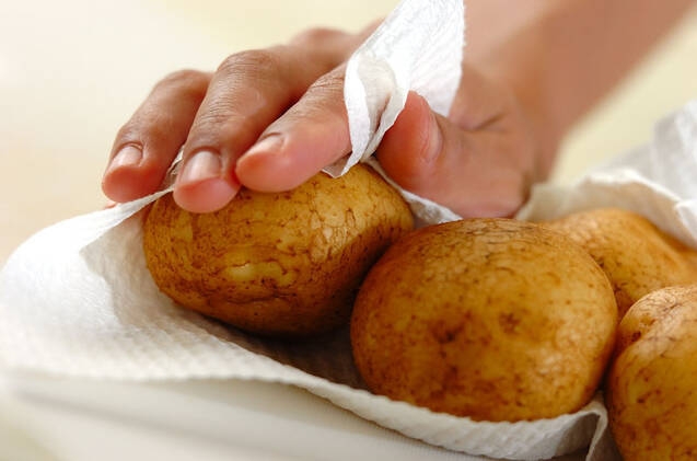 簡単なのにインパクト大！ハッセルバックポテトの作り方の手順1