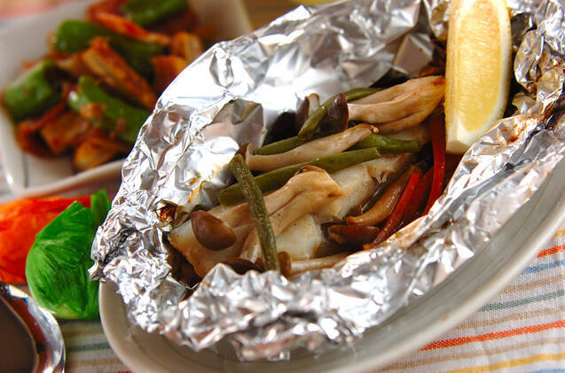 白いお皿にのった魚のホイルバター焼き