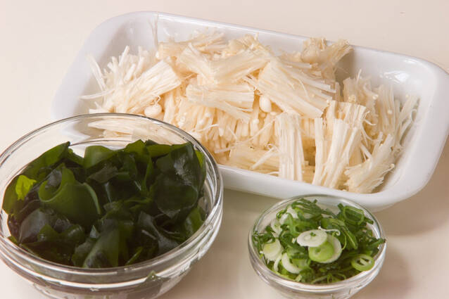 ワカメとエノキのみそ汁の作り方の手順1