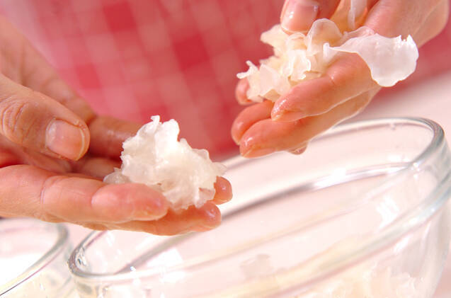 白キクラゲのスープの作り方の手順1