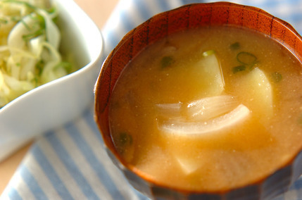 玉ネギとジャガイモのみそ汁