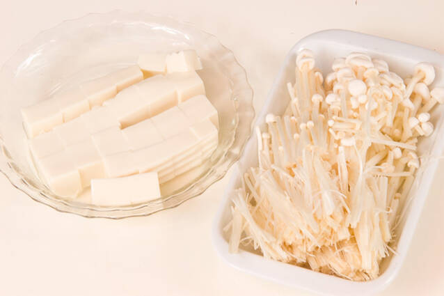 エノキと豆腐のスープの作り方の手順1