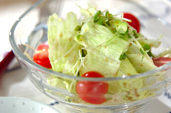 ガーリックドレッシングがけレタスのサラダ