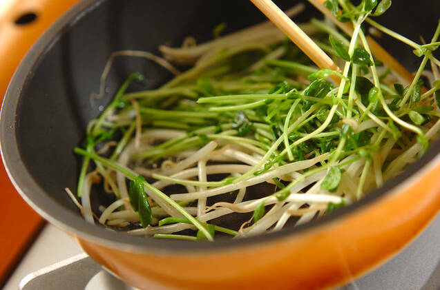 モヤシと豆苗の塩炒めの作り方の手順2