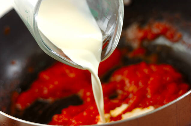 トマトクリームパスタの作り方の手順2