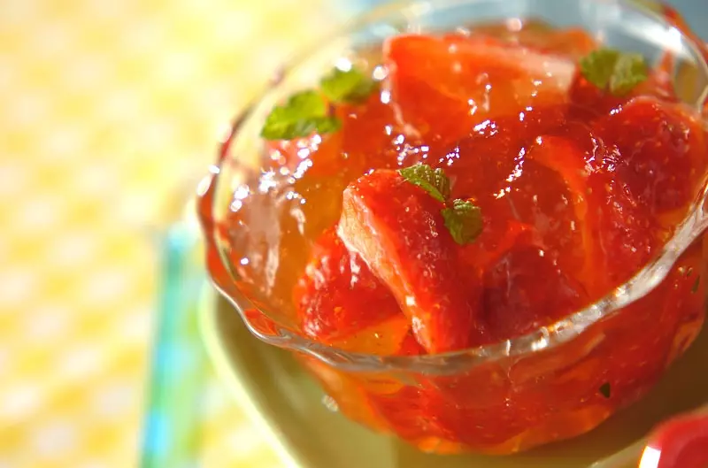 イチゴの白ワインゼリー レシピ 作り方 E レシピ 料理のプロが作る簡単レシピ