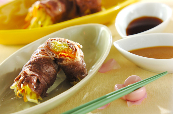 お皿に盛られた春キャベツの牛肉巻き蒸し