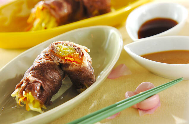 白い皿に盛りつけられた春キャベツとにんじんの牛肉巻き