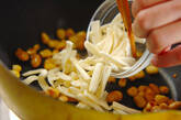 コーンと大豆のチーズ炒めの作り方2