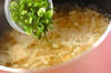エノキと玉ネギのスープの作り方の手順4