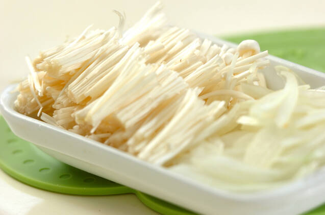 エノキと玉ネギのスープの作り方の手順1