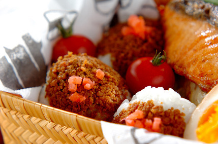 鶏そぼろにぎり