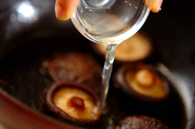 シイタケのバターソテーの作り方の手順3